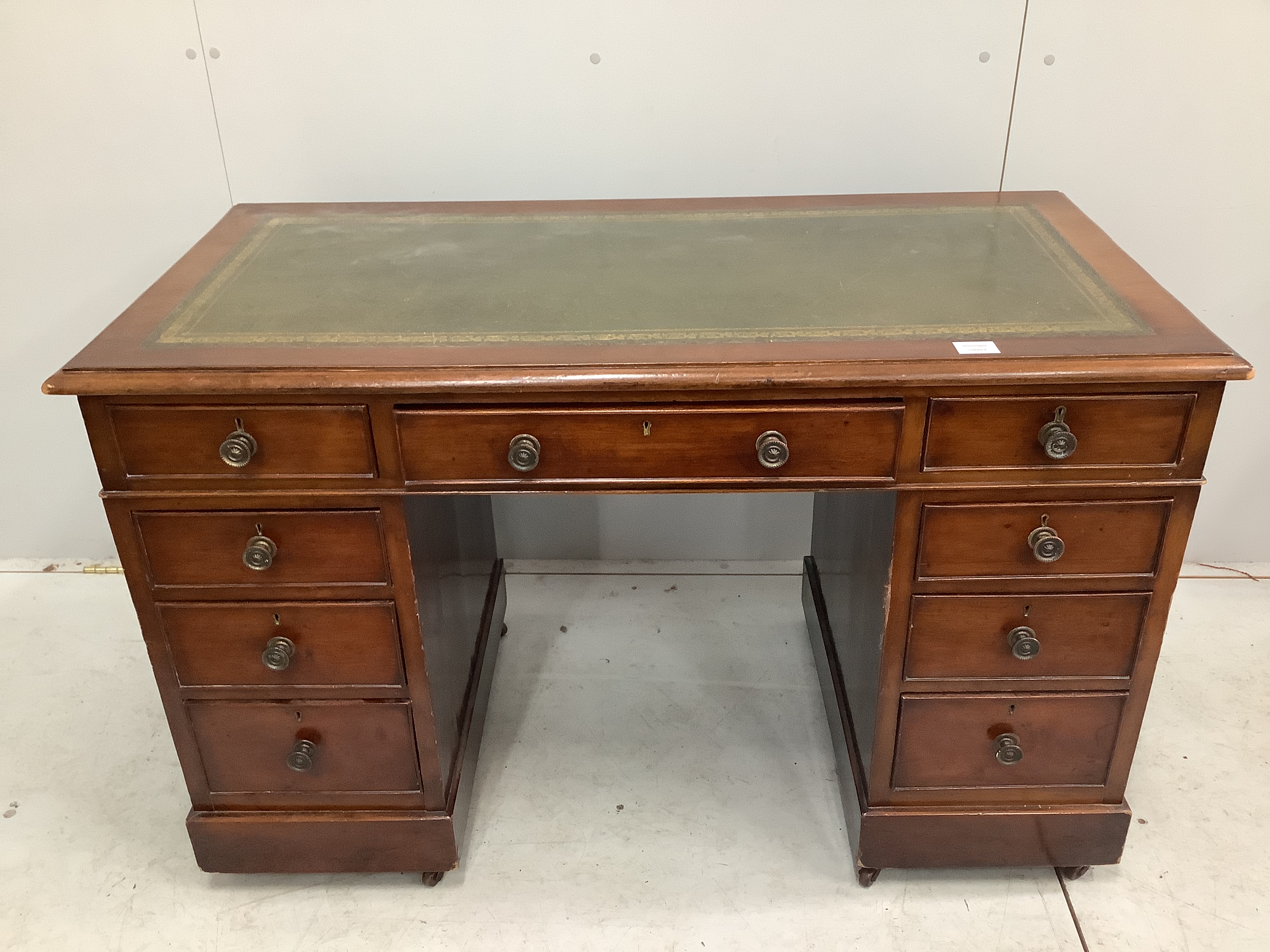 A Victorian mahogany pedestal desk, width 119cm, depth 59cm, height 74cm